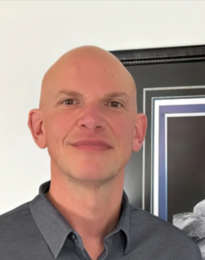 Portrait of Aaron Macholz, B.A., RP